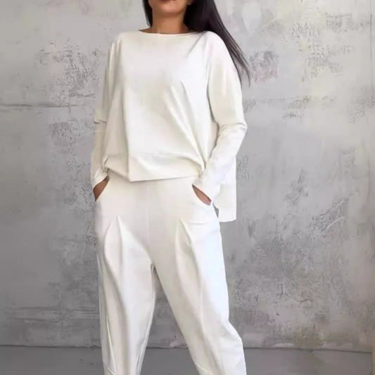 Brilla con luz propia | Traje pantalón liso de corte ajustado con cuello redondo