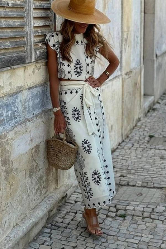 Deslumbra | Conjunto de dos piezas: falda blanca y medias negras estampadas