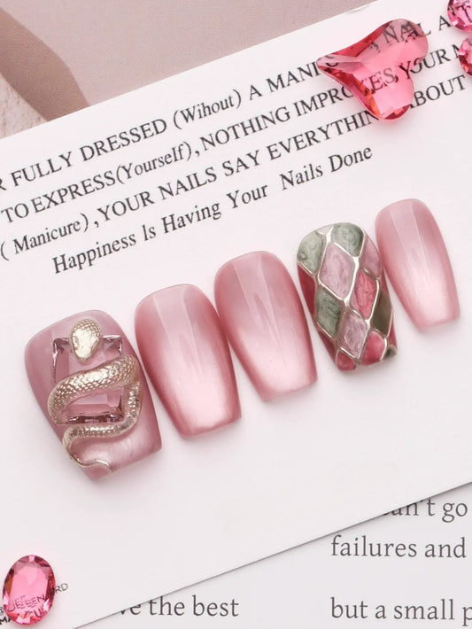 Uñas con diseño de serpiente dorada 3D | Uñas creativas con efecto atmosférico