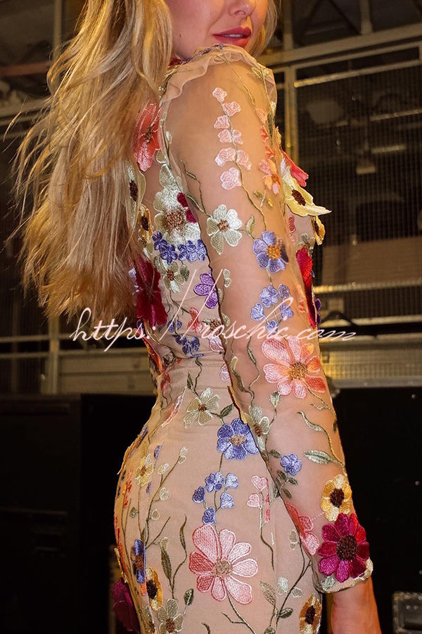 Deslumbra | Vestido midi de manga larga con cola de pez y apliques florales bordados de Refined Charm