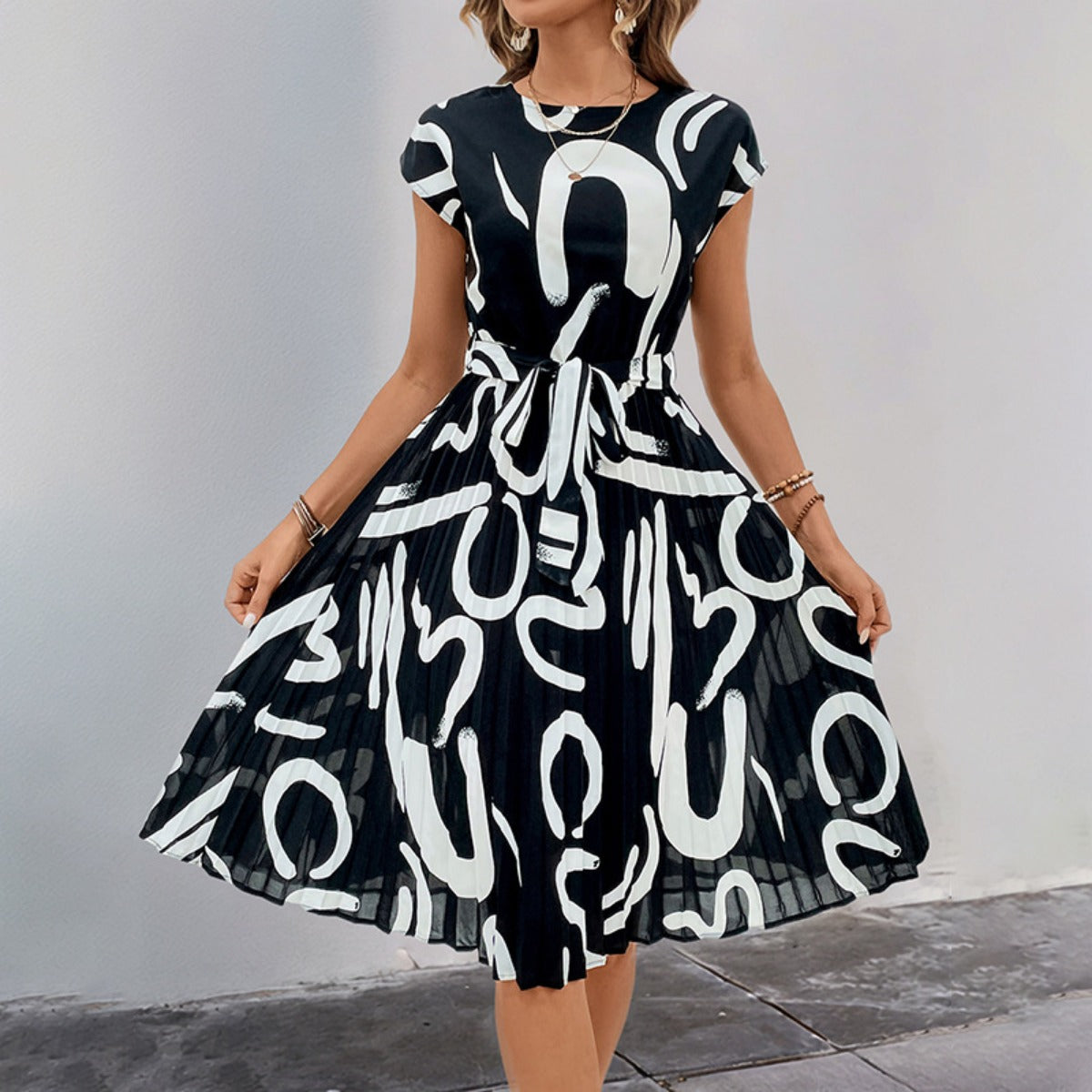 Deslumbra | Vestido plisado con estampado geométrico