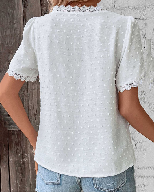 Brilla con luz propia | Blusa blanca con escote en V y detalle elegante para mujer