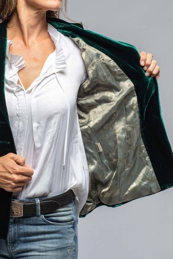 Brillar con luz propia | Blazer dorado de terciopelo de manga larga con bolsillos