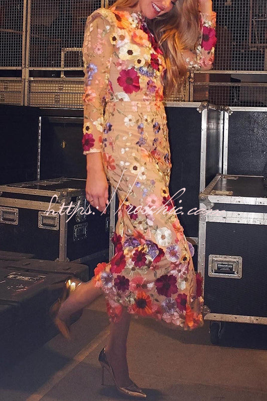 Deslumbra | Vestido midi de manga larga con cola de pez y apliques florales bordados de Refined Charm