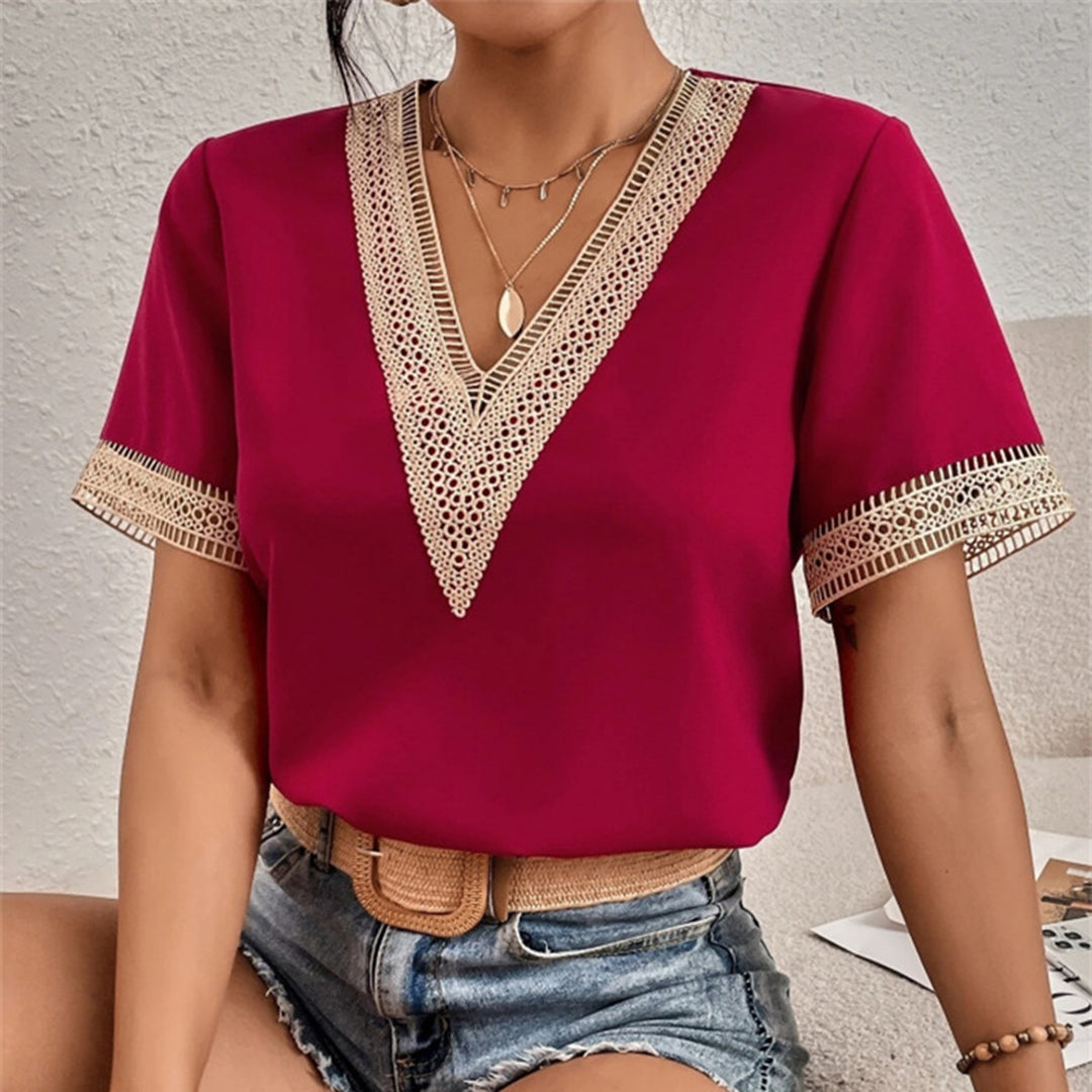 Deslumbra | Blusa de manga corta con cuello en V y detalles dorados para mujer