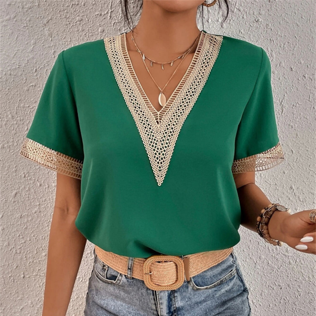 Deslumbra | Blusa de manga corta con cuello en V y detalles dorados para mujer