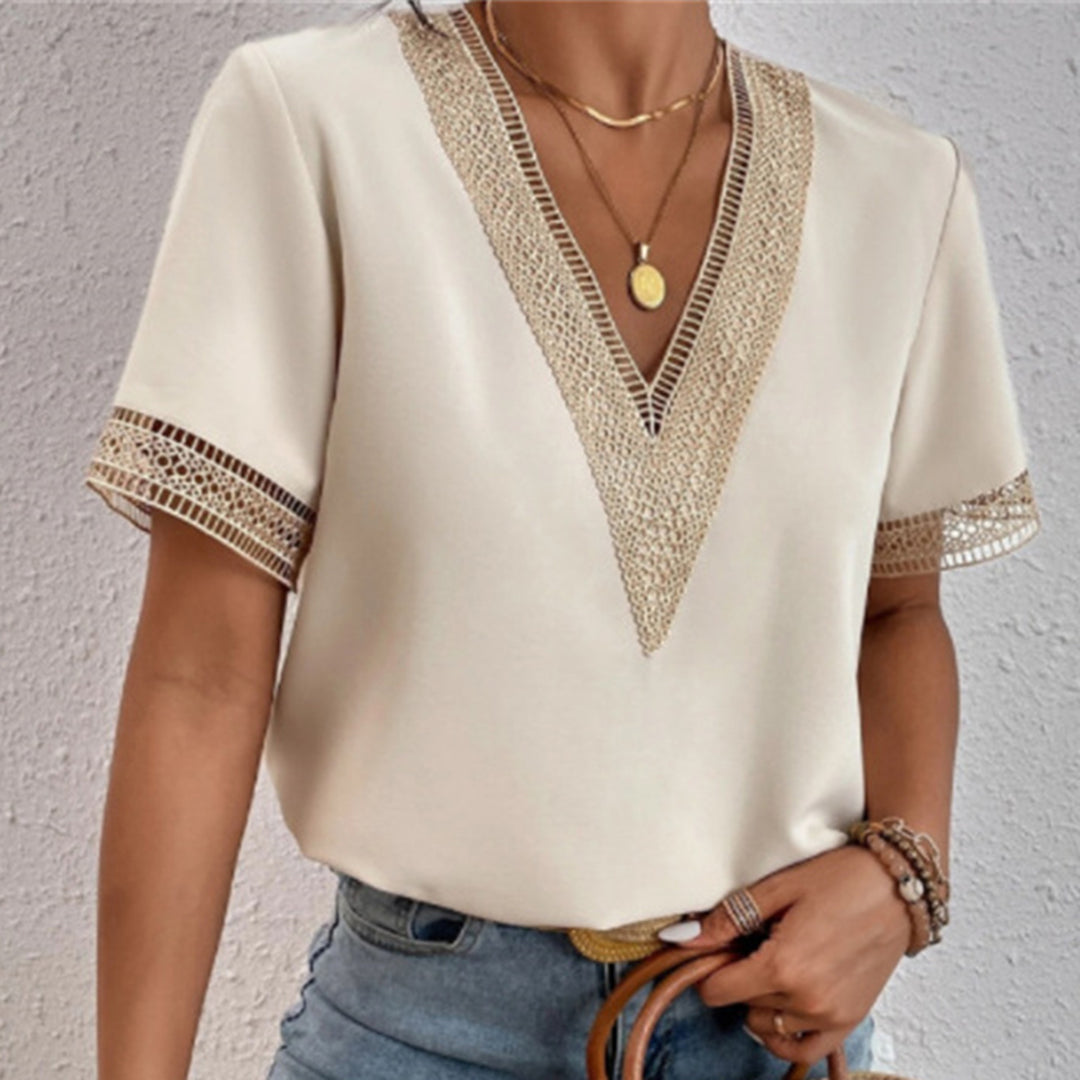 Deslumbra | Blusa de manga corta con cuello en V y detalles dorados para mujer