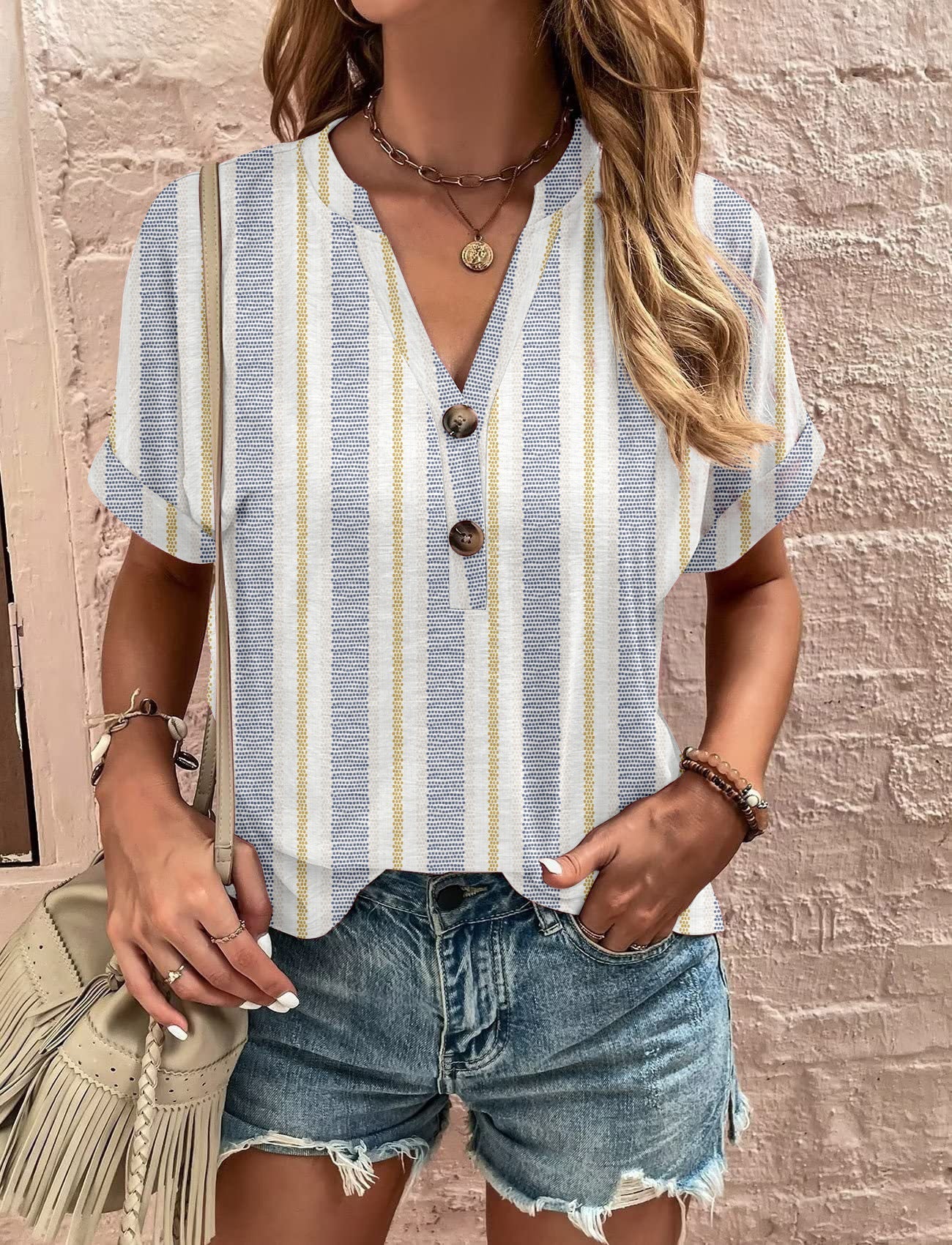 Deslumbra | Blusa moderna de manga corta con botones y estampado 