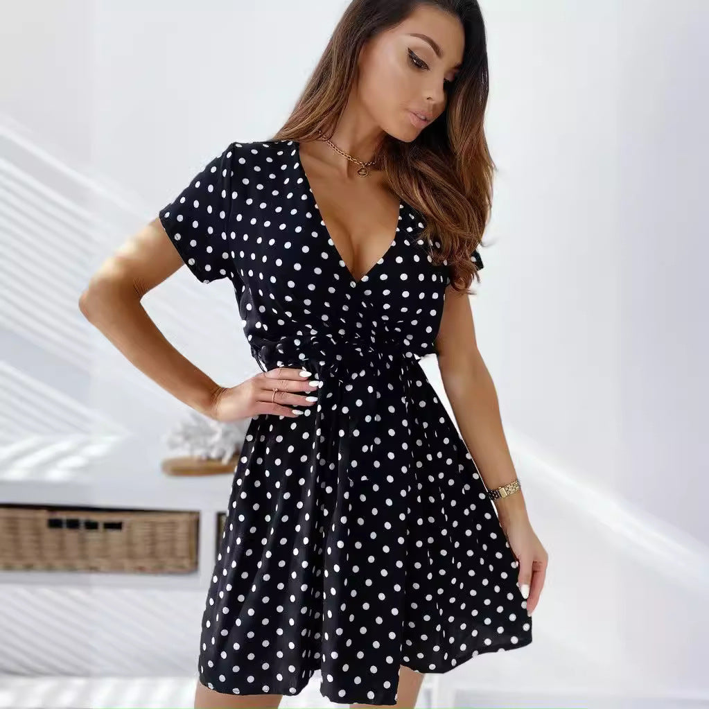 Deslumbra | Vestido corto con cuello en V y ribete elástico 