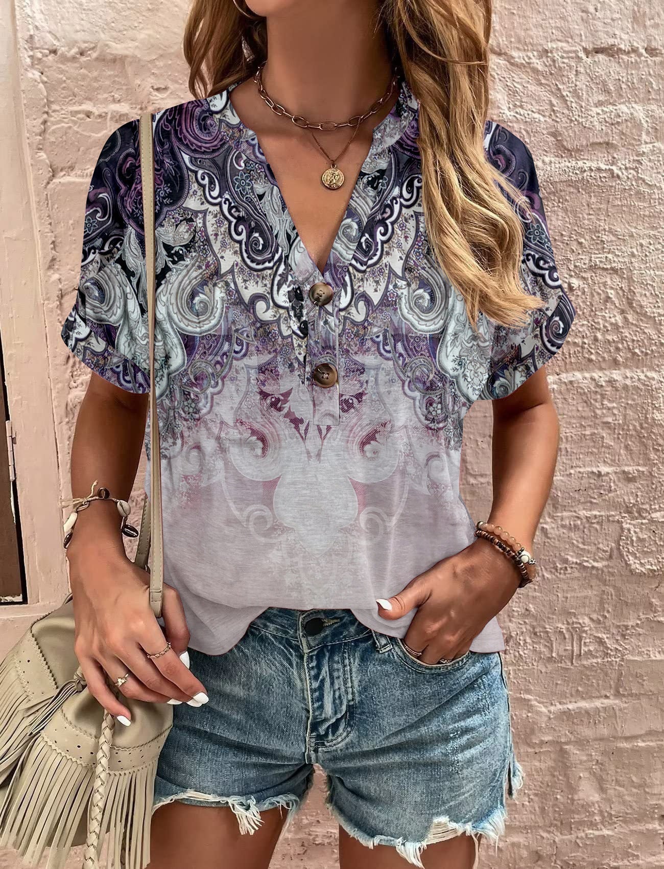 Deslumbra | Blusa moderna de manga corta con botones y estampado 