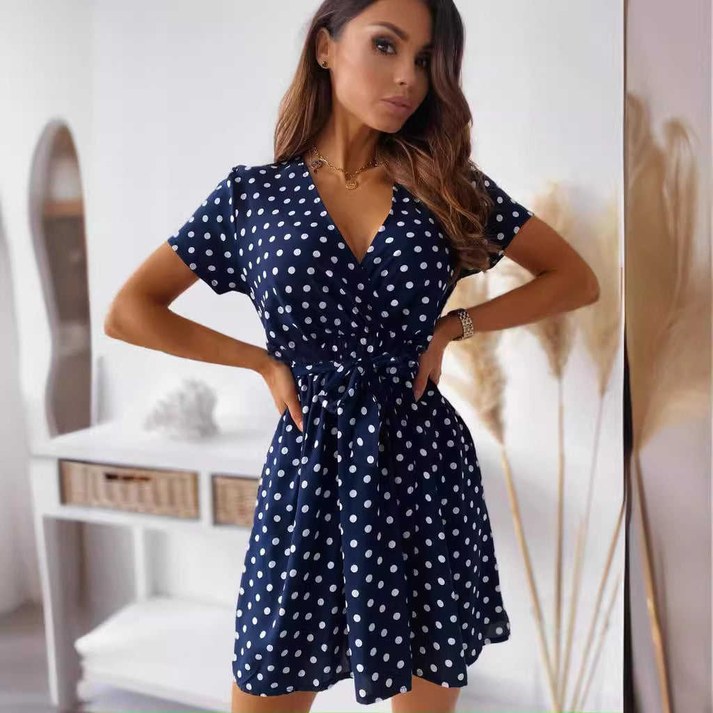 Deslumbra | Vestido corto con cuello en V y ribete elástico 