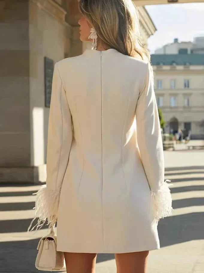 Deslumbra | Minivestido con puños de plumas