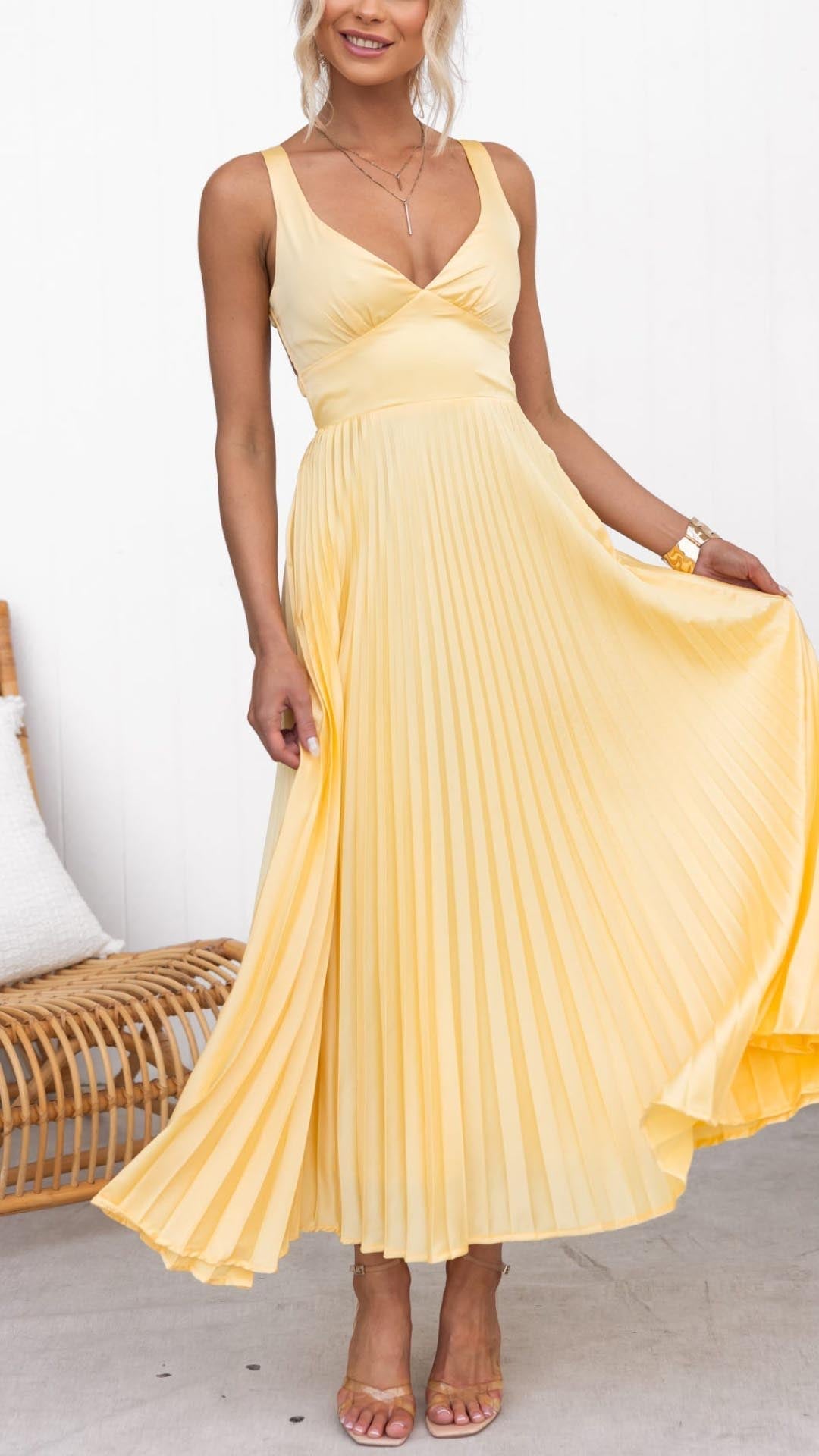Deslumbra | Vestido largo amarillo plisado con escote en V
