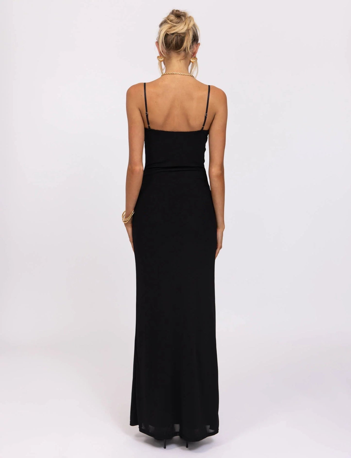 Deslumbra | Vestido largo con escote en V y tirantes finos