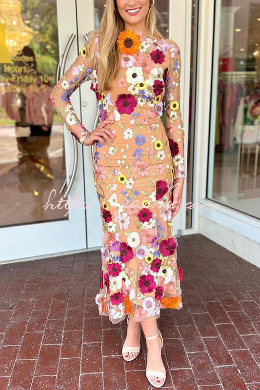 Deslumbra | Vestido midi de manga larga con cola de pez y apliques florales bordados de Refined Charm