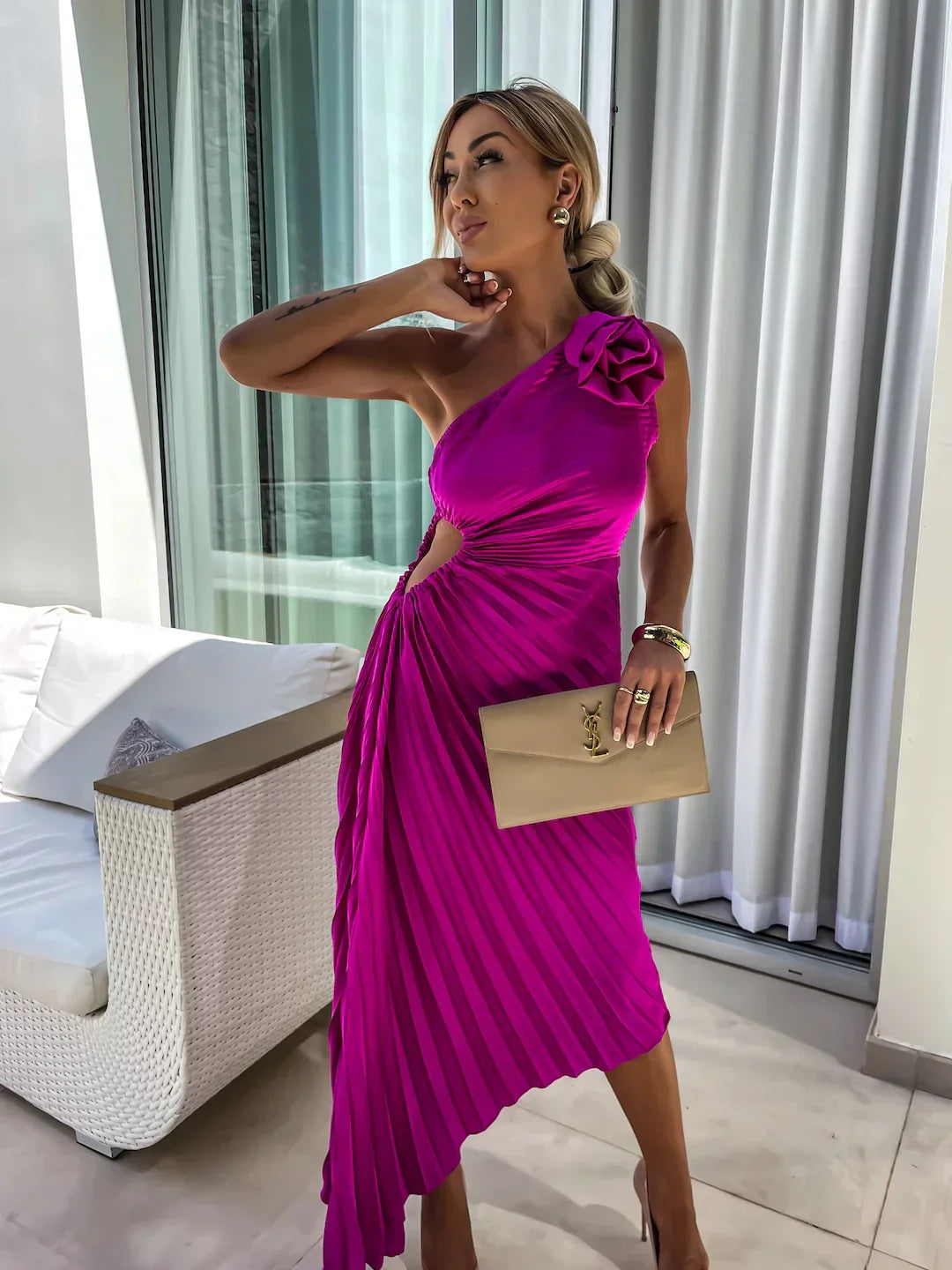 Deslumbra | Vestido con hombros floreados