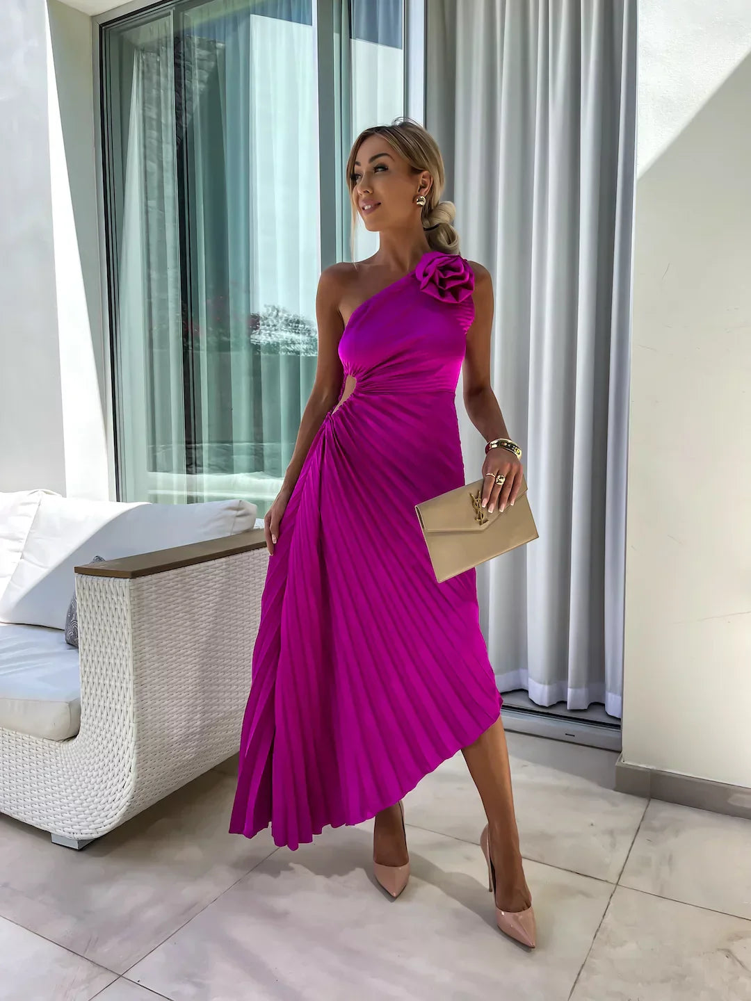 Deslumbra | Vestido con hombros floreados