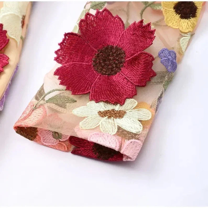 Deslumbra | Minivestido con aplicaciones florales y efecto translúcido