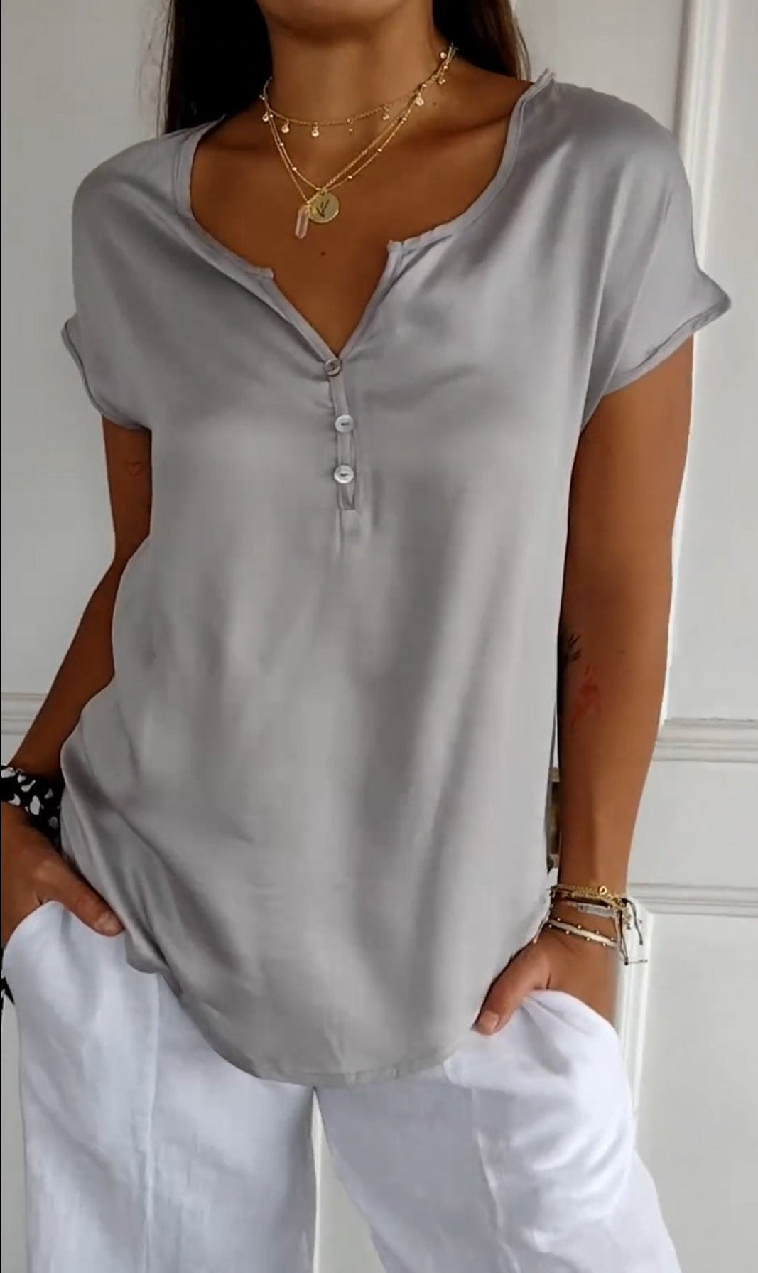 Brilla con luz propia | Camiseta elegante con cuello en V y botones